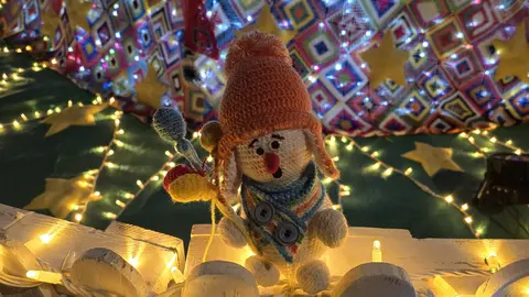 Villoria de Órbigo se llena de Navidad con su árbol de ganchillo, un espectacular belén, cientos de creaciones manuales y una decoración única de la localidad. Fotos Carlos Calvo (7)