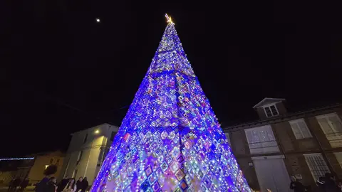 Villoria de Órbigo se llena de Navidad con su árbol de ganchillo, un espectacular belén, cientos de creaciones manuales y una decoración única de la localidad. Fotos Carlos Calvo (9)