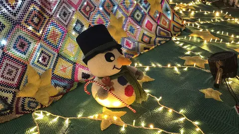 Villoria de Órbigo se llena de Navidad con su árbol de ganchillo, un espectacular belén, cientos de creaciones manuales y una decoración única de la localidad. Fotos Carlos Calvo (8)