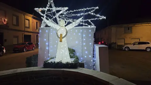 Villoria de Órbigo se llena de Navidad con su árbol de ganchillo, un espectacular belén, cientos de creaciones manuales y una decoración única de la localidad. Fotos Carlos Calvo (11)