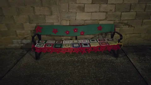 Villoria de Órbigo se llena de Navidad con su árbol de ganchillo, un espectacular belén, cientos de creaciones manuales y una decoración única de la localidad. Fotos Carlos Calvo (12)