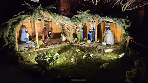 Villoria de Órbigo se llena de Navidad con su árbol de ganchillo, un espectacular belén, cientos de creaciones manuales y una decoración única de la localidad. Fotos Carlos Calvo (13)