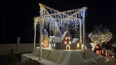 Villoria de Órbigo se llena de Navidad con su árbol de ganchillo, un espectacular belén, cientos de creaciones manuales y una decoración única de la localidad. Fotos Carlos Calvo (17)