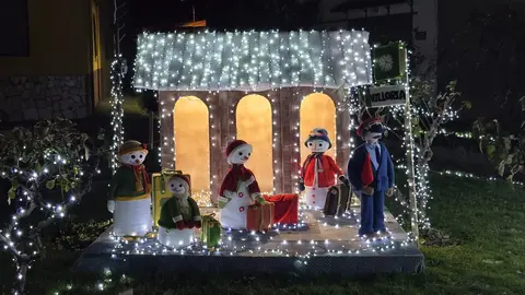Villoria de Órbigo se llena de Navidad con su árbol de ganchillo, un espectacular belén, cientos de creaciones manuales y una decoración única de la localidad. Fotos Carlos Calvo (21)