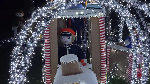 Villoria de Órbigo se llena de Navidad con su árbol de ganchillo, un espectacular belén, cientos de creaciones manuales y una decoración única de la localidad. Fotos Carlos Calvo (22)