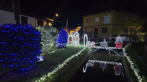 Villoria de Órbigo se llena de Navidad con su árbol de ganchillo, un espectacular belén, cientos de creaciones manuales y una decoración única de la localidad. Fotos Carlos Calvo (24)