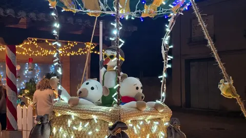 Villoria de Órbigo se llena de Navidad con su árbol de ganchillo, un espectacular belén, cientos de creaciones manuales y una decoración única de la localidad. Fotos Carlos Calvo (30)