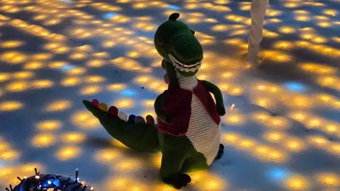 Villoria de Órbigo se llena de Navidad con su árbol de ganchillo, un espectacular belén, cientos de creaciones manuales y una decoración única de la localidad. Fotos Carlos Calvo (31)