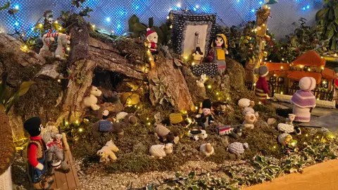 Villoria de Órbigo se llena de Navidad con su árbol de ganchillo, un espectacular belén, cientos de creaciones manuales y una decoración única de la localidad. Fotos Carlos Calvo (32)