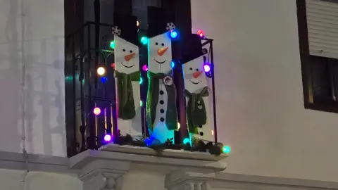 Villoria de Órbigo se llena de Navidad con su árbol de ganchillo, un espectacular belén, cientos de creaciones manuales y una decoración única de la localidad. Fotos Carlos Calvo (33)