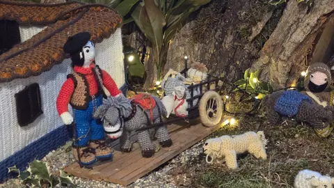 Villoria de Órbigo se llena de Navidad con su árbol de ganchillo, un espectacular belén, cientos de creaciones manuales y una decoración única de la localidad. Fotos Carlos Calvo (34)