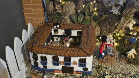 Villoria de Órbigo se llena de Navidad con su árbol de ganchillo, un espectacular belén, cientos de creaciones manuales y una decoración única de la localidad. Fotos Carlos Calvo (36)