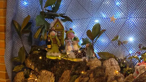 Villoria de Órbigo se llena de Navidad con su árbol de ganchillo, un espectacular belén, cientos de creaciones manuales y una decoración única de la localidad. Fotos Carlos Calvo (37)