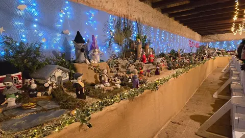 Villoria de Órbigo se llena de Navidad con su árbol de ganchillo, un espectacular belén, cientos de creaciones manuales y una decoración única de la localidad. Fotos Carlos Calvo (39)