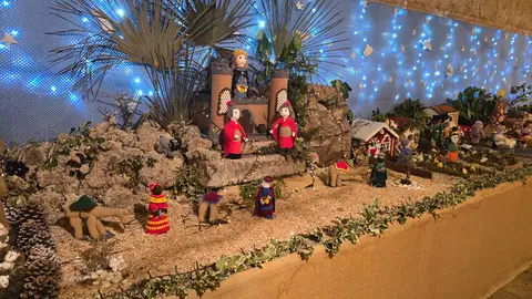 Villoria de Órbigo se llena de Navidad con su árbol de ganchillo, un espectacular belén, cientos de creaciones manuales y una decoración única de la localidad. Fotos Carlos Calvo (41)