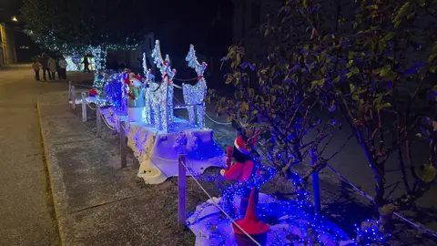 Villoria de Órbigo se llena de Navidad con su árbol de ganchillo, un espectacular belén, cientos de creaciones manuales y una decoración única de la localidad. Fotos Carlos Calvo (42)