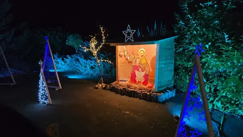 Villoria de Órbigo se llena de Navidad con su árbol de ganchillo, un espectacular belén, cientos de creaciones manuales y una decoración única de la localidad. Fotos Carlos Calvo (43)