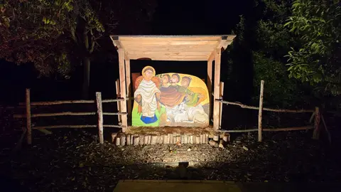 Villoria de Órbigo se llena de Navidad con su árbol de ganchillo, un espectacular belén, cientos de creaciones manuales y una decoración única de la localidad. Fotos Carlos Calvo (44)