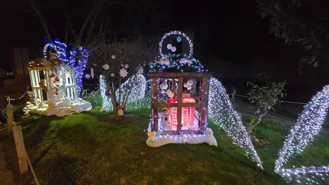 Villoria de Órbigo se llena de Navidad con su árbol de ganchillo, un espectacular belén, cientos de creaciones manuales y una decoración única de la localidad. Fotos Carlos Calvo (45)