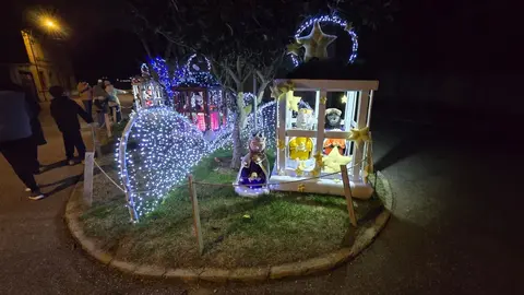 Villoria de Órbigo se llena de Navidad con su árbol de ganchillo, un espectacular belén, cientos de creaciones manuales y una decoración única de la localidad. Fotos Carlos Calvo (46)