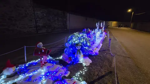 Villoria de Órbigo se llena de Navidad con su árbol de ganchillo, un espectacular belén, cientos de creaciones manuales y una decoración única de la localidad. Fotos Carlos Calvo (47)
