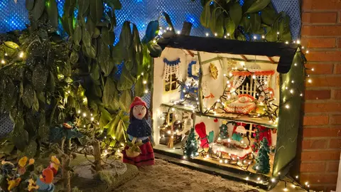 Villoria de Órbigo se llena de Navidad con su árbol de ganchillo, un espectacular belén, cientos de creaciones manuales y una decoración única de la localidad. Fotos Carlos Calvo (48)