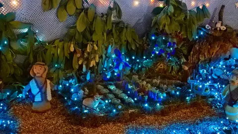 Villoria de Órbigo se llena de Navidad con su árbol de ganchillo, un espectacular belén, cientos de creaciones manuales y una decoración única de la localidad. Fotos Carlos Calvo (50)