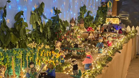 Villoria de Órbigo se llena de Navidad con su árbol de ganchillo, un espectacular belén, cientos de creaciones manuales y una decoración única de la localidad. Fotos Carlos Calvo (51)