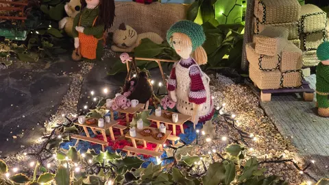 Villoria de Órbigo se llena de Navidad con su árbol de ganchillo, un espectacular belén, cientos de creaciones manuales y una decoración única de la localidad. Fotos Carlos Calvo (52)