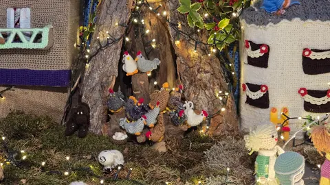 Villoria de Órbigo se llena de Navidad con su árbol de ganchillo, un espectacular belén, cientos de creaciones manuales y una decoración única de la localidad. Fotos Carlos Calvo (53)