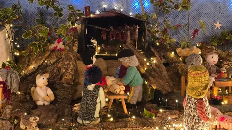 Villoria de Órbigo se llena de Navidad con su árbol de ganchillo, un espectacular belén, cientos de creaciones manuales y una decoración única de la localidad. Fotos Carlos Calvo (54)