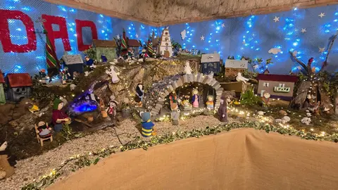 Villoria de Órbigo se llena de Navidad con su árbol de ganchillo, un espectacular belén, cientos de creaciones manuales y una decoración única de la localidad. Fotos Carlos Calvo (56)