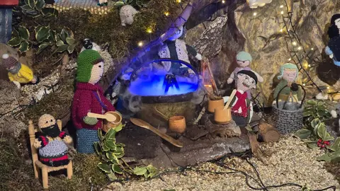 Villoria de Órbigo se llena de Navidad con su árbol de ganchillo, un espectacular belén, cientos de creaciones manuales y una decoración única de la localidad. Fotos Carlos Calvo (57)