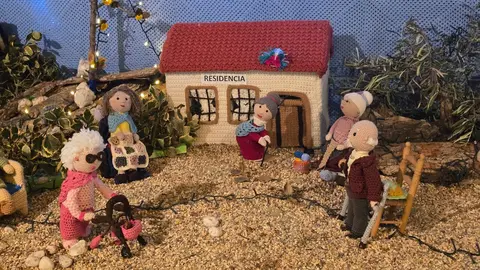 Villoria de Órbigo se llena de Navidad con su árbol de ganchillo, un espectacular belén, cientos de creaciones manuales y una decoración única de la localidad. Fotos Carlos Calvo (58)