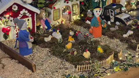 Villoria de Órbigo se llena de Navidad con su árbol de ganchillo, un espectacular belén, cientos de creaciones manuales y una decoración única de la localidad. Fotos Carlos Calvo (60)