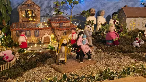 Villoria de Órbigo se llena de Navidad con su árbol de ganchillo, un espectacular belén, cientos de creaciones manuales y una decoración única de la localidad. Fotos Carlos Calvo (59)