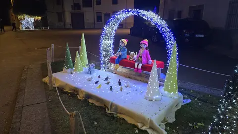 Villoria de Órbigo se llena de Navidad con su árbol de ganchillo, un espectacular belén, cientos de creaciones manuales y una decoración única de la localidad. Fotos Carlos Calvo (62)