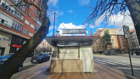 El emblemático quiosco de la churrería Santa Ana luce este domingo el cartel de “Cerrado por defunción”, mientras la habitual fila de clientes queda vacía. Foto: Heraldo de León.