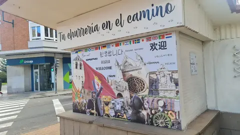El emblemático quiosco de la churrería Santa Ana luce este domingo el cartel de “Cerrado por defunción”, mientras la habitual fila de clientes queda vacía. Foto: Heraldo de León.