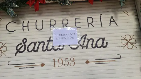 El emblemático quiosco de la churrería Santa Ana luce este domingo el cartel de “Cerrado por defunción”, mientras la habitual fila de clientes queda vacía. Foto: Heraldo de León.