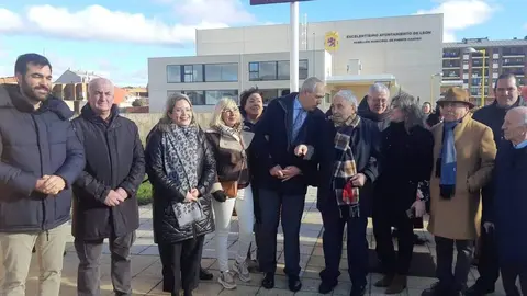 El Párroco Valentín Trancón descubre la placa de la calle que lleva su nombre en Puente Castro, acompañado por el teniente de alcalde Vicente Canuria, miembros de la Corporación Municipal, vecinos y familiares. Foto: Ayuntamiento de León.