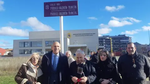 El Párroco Valentín Trancón descubre la placa de la calle que lleva su nombre en Puente Castro, acompañado por el teniente de alcalde Vicente Canuria, miembros de la Corporación Municipal, vecinos y familiares. Foto: Ayuntamiento de León.
