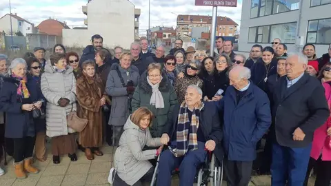 El Párroco Valentín Trancón descubre la placa de la calle que lleva su nombre en Puente Castro, acompañado por el teniente de alcalde Vicente Canuria, miembros de la Corporación Municipal, vecinos y familiares. Foto: Ayuntamiento de León.