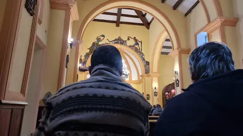 Vecinos de Villamanín, este domingo, durante la misa, en la que el cura de la localidad recordó los valores de la familia.