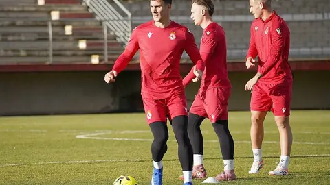 La plantilla de la Cultural y Deportiva Leonesa ha regresado este domingo a los entrenamientos tras el parón navideño, iniciando así la preparación para la reanudación de la competición oficial.