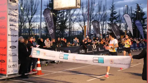 Fernando Carro y Marta García Alonso se imponen en una San Silvestre de León arropada por miles de aficionados. Foto: Isaac Llamazares