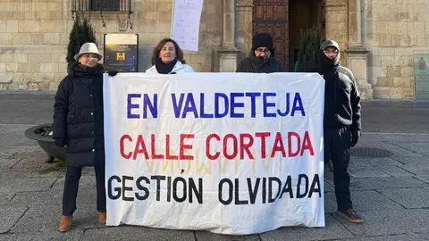 La montaña central leonesa ha vuelto a trasladar su protesta a la capital. Un grupo de vecinos de Valdeteja, localidad perteneciente al municipio de Valdelugueros, se ha concentrado este lunes 29 de diciembre ante la Diputación de León. Esta movilización da continuidad a la protesta iniciada el pasado mes de octubre frente a la Gerencia del Catastro, en una lucha que ya suma más de tres años de reclamaciones sin respuesta oficial.