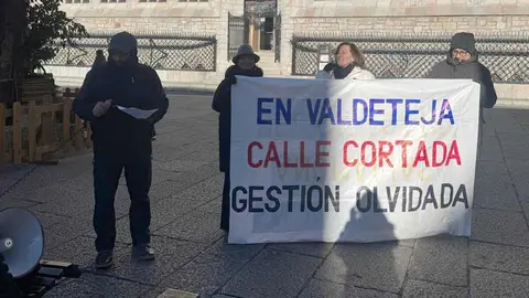 La montaña central leonesa ha vuelto a trasladar su protesta a la capital. Un grupo de vecinos de Valdeteja, localidad perteneciente al municipio de Valdelugueros, se ha concentrado este lunes 29 de diciembre ante la Diputación de León. Esta movilización da continuidad a la protesta iniciada el pasado mes de octubre frente a la Gerencia del Catastro, en una lucha que ya suma más de tres años de reclamaciones sin respuesta oficial.