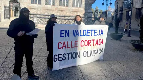 La montaña central leonesa ha vuelto a trasladar su protesta a la capital. Un grupo de vecinos de Valdeteja, localidad perteneciente al municipio de Valdelugueros, se ha concentrado este lunes 29 de diciembre ante la Diputación de León. Esta movilización da continuidad a la protesta iniciada el pasado mes de octubre frente a la Gerencia del Catastro, en una lucha que ya suma más de tres años de reclamaciones sin respuesta oficial.