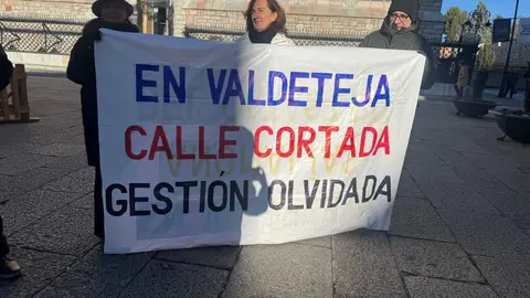 La montaña central leonesa ha vuelto a trasladar su protesta a la capital. Un grupo de vecinos de Valdeteja, localidad perteneciente al municipio de Valdelugueros, se ha concentrado este lunes 29 de diciembre ante la Diputación de León. Esta movilización da continuidad a la protesta iniciada el pasado mes de octubre frente a la Gerencia del Catastro, en una lucha que ya suma más de tres años de reclamaciones sin respuesta oficial.